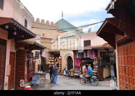 MARRAKESCH, MAROKKO - 20. FEBRUAR 2022: Menschen besuchen Souk in Medina (Altstadt) der Stadt Marrakesch, Marokko. Das historische Medina Viertel ist ein UNESCO WOR Stockfoto