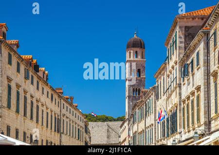 Turm der Franziskanerkirche und des Klosters in der Stradun Straße im historischen Stadtzentrum von Dubrovnik in Kroatien, Europa. Stockfoto