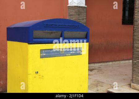 MARRAKESCH, MAROKKO - 20. FEBRUAR 2022: Öffentliche Mailbox der marokkanischen Post (Poste Maroc) in Marrakesch, Marokko. Poste Maroc ist die nationale Post Stockfoto