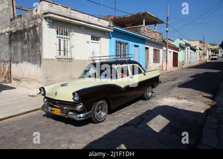 MATANZAS, KUBA - 22. FEBRUAR 2011: Menschen fahren in Matanzas, Kuba, altes amerikanisches Auto. Kuba hat eine der niedrigsten Auto-Pro-Kopf-Raten (38 pro 1000 pro Person) Stockfoto