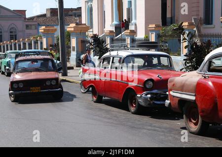 MATANZAS, KUBA - 22. FEBRUAR 2011: Alte amerikanische und sowjetische Autos in Matanzas, Kuba. Kuba hat eine der niedrigsten Auto-Pro-Kopf-Raten (38 pro 1000 Einwohner) Stockfoto