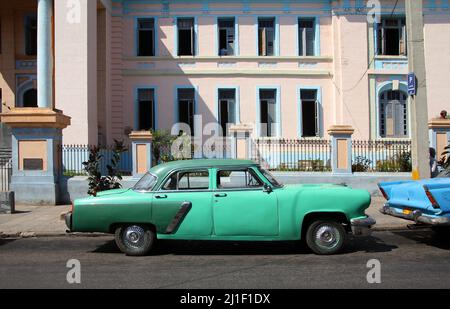 MATANZAS, CUBA - 22. FEBRUAR 2011: Alte amerikanische Auto in Matanzas, Cuba. Kuba hat eine der niedrigsten Auto - Pro-Kopf-Rate (38 pro 1000 Personen im Jahr 2008). Stockfoto