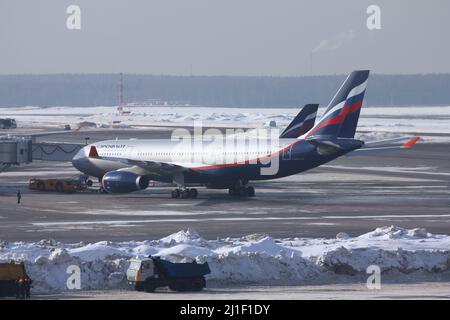 MOSKAU, RUSSLAND - 28. FEBRUAR 2011: Aeroflot Russian Airlines Airbus A330 auf dem Moskauer Flughafen Sheremetyevo, Russland. Sheremetyevo (SVO) ist der belebteste ai Stockfoto