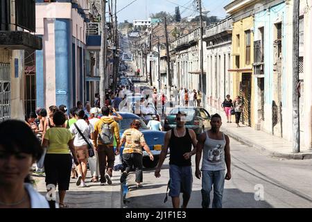 MATANZAS, KUBA - 22. FEBRUAR 2011: Menschen gehen in Matanzas, Kuba. Matanzas ist die Hauptstadt der gleichnamigen Provinz und eine der größten Städte Kubas. Stockfoto