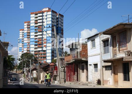 SANTIAGO, KUBA - 10. FEBRUAR 2011: Die Menschen besuchen die Straßen von Santiago de Cuba. Santiago ist mit mehr als 1 Millionen Einwohnern die 2. größte Stadt Kubas Stockfoto