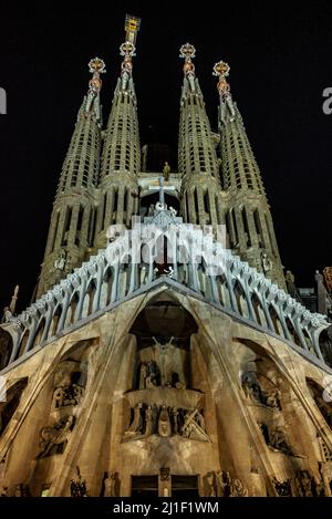 Passionsfassade beleuchtet bei Nacht in der Sagrada Familia (Barcelona, Katalonien, Spanien) ESP: Fachada de la Pasión de noche en la Sagrada Familia, BCN Stockfoto