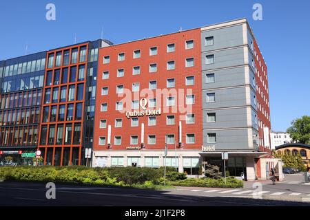 GLIWICE, POLEN - 11. MAI 2021: Qubus Hotel in der polnischen Stadt Gliwice. Qubus ist eine Hotelmarke in Polen, die sich im Besitz des norwegischen Unternehmens Caiano befindet. Stockfoto