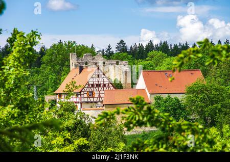 Blick aus dem Süden auf die mittelalterliche Burg Derneck im Tal der Großen lauter, Schwäbische Alb bei Reutlingen, Baden-Württemberg, Deutschland. Stockfoto