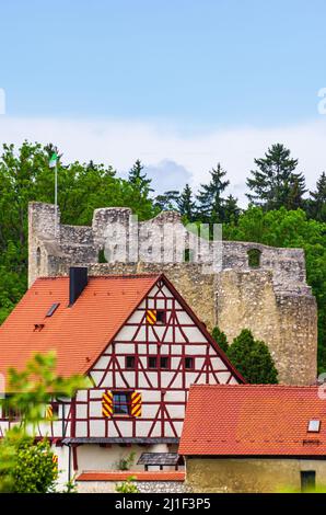 Blick aus dem Süden auf die mittelalterliche Burg Derneck im Tal der Großen lauter, Schwäbische Alb bei Reutlingen, Baden-Württemberg, Deutschland. Stockfoto