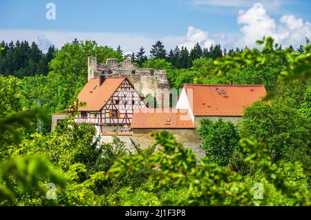 Blick aus dem Süden auf die mittelalterliche Burg Derneck im Tal der Großen lauter, Schwäbische Alb bei Reutlingen, Baden-Württemberg, Deutschland. Stockfoto