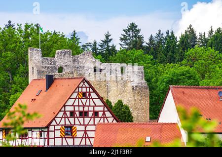 Blick aus dem Süden auf die mittelalterliche Burg Derneck im Tal der Großen lauter, Schwäbische Alb bei Reutlingen, Baden-Württemberg, Deutschland. Stockfoto