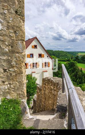 Mittelalterliche Burgruine Derneck im Tal des Großen lauter auf der Schwäbischen Alb, heute beliebtes Ausflugsziel und Wanderherberge. Stockfoto