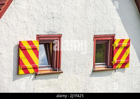 Fenster mit bunt bemalten Fensterläden, Giebel Ende eines mittelalterlichen Burggebäudes, Schloss Derneck, Schwäbische Alb, Deutschland. Stockfoto