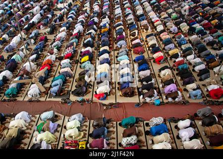 Zehntausende muslimische Anhänger bieten in der Baitul Mukarram National Moschee in Dhaka, Bangladesch, Jummah-Gebet an. Rund 10.000-15.000 Menschen besuchten die Moschee für ihre wöchentlichen Gebete. Die Nationalmoschee von Bangladesch, die als Baitul Mukarram oder das Heilige Haus auf Englisch bekannt ist, ist eine der 10 größten Moscheen der Welt und kann bis zu 40.000 Personen fassen, auch im Freien. Die Moschee hat mehrere moderne architektonische Merkmale, während sie gleichzeitig die traditionellen Prinzipien der Mogularchitektur bewahrt, die seit einiger Zeit dominant auf dem indischen Subkontinent ist Stockfoto