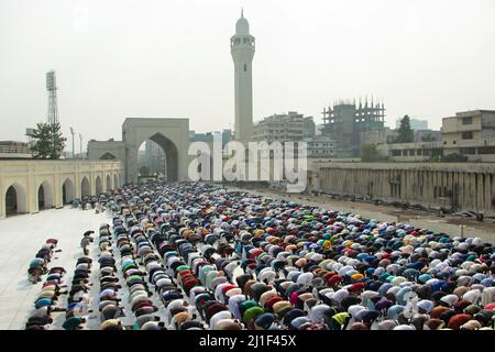 Zehntausende muslimische Anhänger bieten in der Baitul Mukarram National Moschee in Dhaka, Bangladesch, Jummah-Gebet an. Rund 10.000-15.000 Menschen besuchten die Moschee für ihre wöchentlichen Gebete. Die Nationalmoschee von Bangladesch, die als Baitul Mukarram oder das Heilige Haus auf Englisch bekannt ist, ist eine der 10 größten Moscheen der Welt und kann bis zu 40.000 Personen fassen, auch im Freien. Die Moschee hat mehrere moderne architektonische Merkmale, während sie gleichzeitig die traditionellen Prinzipien der Mogularchitektur bewahrt, die seit einiger Zeit dominant auf dem indischen Subkontinent ist Stockfoto