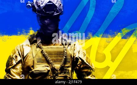 Foto von voll ausgestatteten ukrainischen Soldaten in Schutzweste und Helm Uniform auf Nationalflagge und Dreizack Hintergrund. Stockfoto