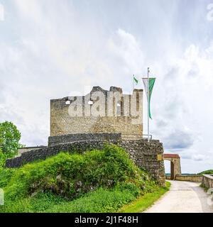 Mittelalterliche Burgruine Derneck im Tal des Großen lauter auf der Schwäbischen Alb, heute beliebtes Ausflugsziel und Wanderherberge. Stockfoto