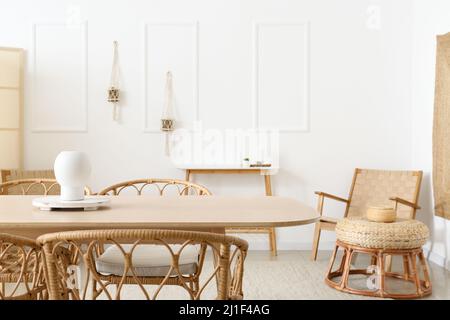 Tablett mit Vase auf Holztisch im hellen Esszimmer Stockfoto