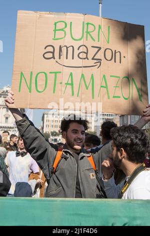 Rom, Italien. 25. März 2022. Heute veranstaltete Fridays for Future Rome - unterstützt von verschiedenen anderen Organisationen und Bewegungen der Umweltschützer - eine Demonstration im Zentrum Roms mit dem Namen Global Strike for Climate. Ziel der Kundgebung war es, die italienische Regierung und alle Regierungen der Welt dazu aufzufordern, für einen sofortigen Plan, Investitionen und Maßnahmen gegen die so genannten Klimaveränderungen und die daraus resultierende Klimakrise zu handeln. Stockfoto