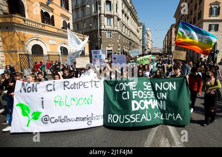 Rom, Italien. 25. März 2022. Heute veranstaltete Fridays for Future Rome - unterstützt von verschiedenen anderen Organisationen und Bewegungen der Umweltschützer - eine Demonstration im Zentrum Roms mit dem Namen Global Strike for Climate. Ziel der Kundgebung war es, die italienische Regierung und alle Regierungen der Welt dazu aufzufordern, für einen sofortigen Plan, Investitionen und Maßnahmen gegen die so genannten Klimaveränderungen und die daraus resultierende Klimakrise zu handeln. Stockfoto