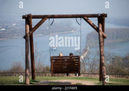 Bingen Am Rhein, Deutschland. 25. März 2022. Zwei Touristen sitzen auf dem Rochusberg vor dem Panorama des Rheintals. Quelle: Sebastian Gollnow/dpa/Alamy Live News Stockfoto