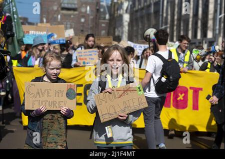 AMSTERDAM - Klimaatactiegroepen en sympathizanten nemen deel aan een protestmars tegen vervuilende bedrijven. De actievoerders werden dat bedrijven in 2030 zoveel mogelijk klimaatneutraal zijn. ANP EVERT ELZINGA Stockfoto