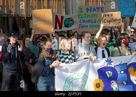 Schottisches Parlament, Edinburgh, Schottland, Großbritannien. 25. März 2022. Am Freitag marschieren die Klimastreiks-Demonstrationen für die Zukunft zu den Stadtkammern. Kredit: Archwhite/alamy Live Nachrichten. Stockfoto