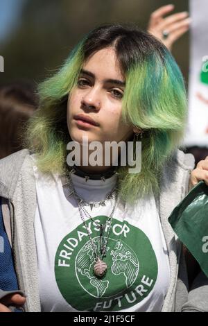 Rom, Italien. 25. März 2022. Heute veranstaltete Fridays for Future Rome - unterstützt von verschiedenen anderen Organisationen und Bewegungen der Umweltschützer - eine Demonstration im Zentrum Roms mit dem Namen Global Strike for Climate. Ziel der Kundgebung war es, die italienische Regierung und alle Regierungen der Welt dazu aufzufordern, für einen sofortigen Plan, Investitionen und Maßnahmen gegen die so genannten Klimaveränderungen und die daraus resultierende Klimakrise zu handeln. Stockfoto