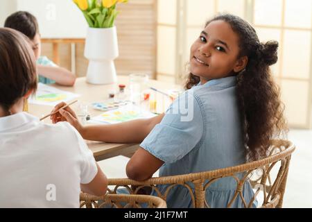 Nette Kinder malen während der Meisterklasse in Kunst Stockfoto