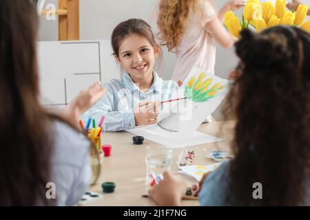 Nette Kinder malen während der Meisterklasse in Kunst Stockfoto