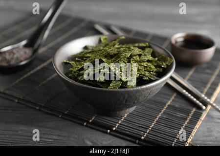 Schüssel mit gehackten Algenblättern auf dem Tisch Stockfoto