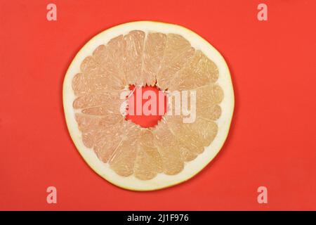 Perfekt retuschierte Pomelo auf rotem Hintergrund. Hochauflösendes Foto. Volle Schärfentiefe. Stockfoto