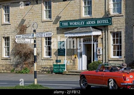 Das Worsley Arms Hotel im Dorf Hovingham im Stadtteil Ryedale, North Yorkshire, England Stockfoto