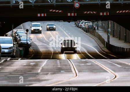 Straßenverkehr am frühen Morgen an der Bahnunterführung am Hauptbahnhof Stockfoto