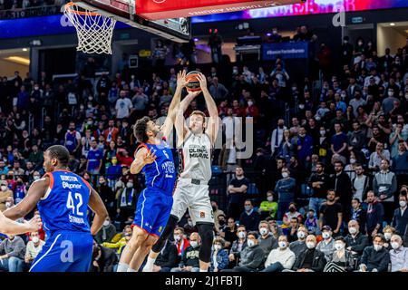 Istanbul, Türkei. 24. März 2022. Nicolo Melli (R) von der AX Armani Exchange Mailand und Elijah Bryant (L2) von Anadolu Efes Istanbul in Aktion während der 32. Runde der Euroleague 2021/2022 von Turkish Airlines im Sinan Erdem Dome. Endstand; Anadolu Efes 77:83 Milano. Kredit: SOPA Images Limited/Alamy Live Nachrichten Stockfoto