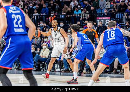 Istanbul, Türkei. 24. März 2022. Shavon Shields (L2) von der AX Armani Exchange Mailand und Elijah Bryant (R) von Anadolu Efes Istanbul in Aktion während der 32. Runde der Euroleague 2021/2022 von Turkish Airlines im Sinan Erdem Dome. Endstand; Anadolu Efes 77:83 Mailand. Kredit: SOPA Images Limited/Alamy Live Nachrichten Stockfoto