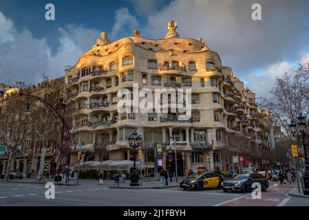 Casa Milà (La Pedrera) bei Sonnenuntergang, Dämmerung und blauer Stunde auf dem Passeig de Gracia in Barcelona (Katalonien, Spanien) ESP: La Casa Milà al atardecer (BCN) Stockfoto