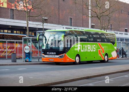 FlixBus am Fernbusbahnhof Düsseldorf Hauptbahnhof Stockfoto