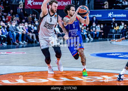 Istanbul, Türkei. 24. März 2022. Nicolo Melli (L) von der AX Armani Exchange Mailand und Shane Larkin (R) von Anadolu Efes Istanbul in Aktion während der 32. Runde der 2021/2022 Turkish Airlines Euroleague regulären Saison im Sinan Erdem Dome. Endstand; Anadolu Efes 77:83 Mailand. (Foto von Nicholy Muller/SOPA Images/Sipa USA) Quelle: SIPA USA/Alamy Live News Stockfoto