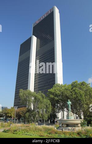 Westend Gate 159m Hotel Marriott mit Merkur-Brunnen an der Ludwig-Erhard-Anlage, Frankfurt, Hessen, Deutschland Stockfoto