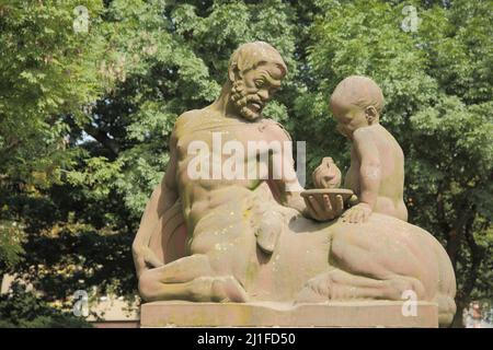 Centaur mit Kind am Obeliskbrunnen am Kurfürstenplatz in Frankfurt, Hessen Stockfoto