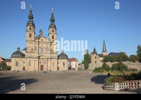 Domplatz mit barockem Dom und Michaelskirche in Fulda, Hessen, Deutschland Stockfoto