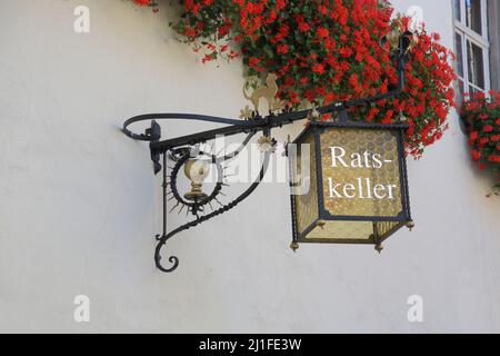 Nasenschild vom Ratskeller am Rathaus in Bad Hersfeld, Hessen, Deutschland Stockfoto