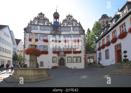 Gotisches Rathaus mit Lullusbrunnen in Bad Hersfeld, Hessen, Deutschland Stockfoto