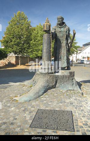 Bonifatius-Denkmal auf dem Domplatz in Fritzlar, Hessen, Deutschland Stockfoto