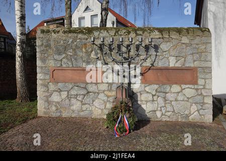 Gedenkstätte mit Menora zum Gedenken an die alte Synagoge in Groß-Umstadt, Hessen, Deutschland Stockfoto