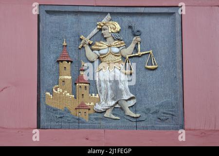 Justizdame als Holzschnitzerei auf dem Rathaus, Herborn, Hessen, Deutschland Stockfoto