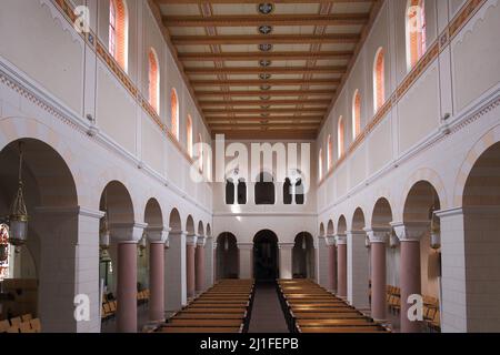 Innenansicht der romanischen Stiftskirche St. Anastasius und St. Innocentius in Bad Gandersheim, Niedersachsen, Deutschland Stockfoto