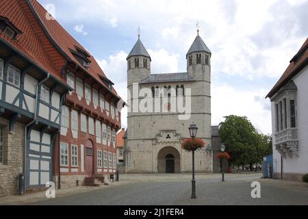 Romantische Stiftskirche St. Anastasius und St. Innocentius und Rickesches Haus auf dem Marktplatz in Bad Gandersheim, Niedersachsen, Deutschland Stockfoto