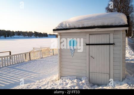 Rovaniemi, Finnland - 17.. März 2022: Geschlossener Eisstand am Ufer des gefrorenen Kemijoki-Flusses, Rovaniemi, Finnland. Stockfoto